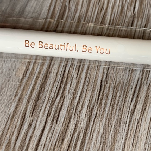 F.A.R.A.H
Medium Angled Shading 55E Rose Gold Collection - Picture 4 of 6